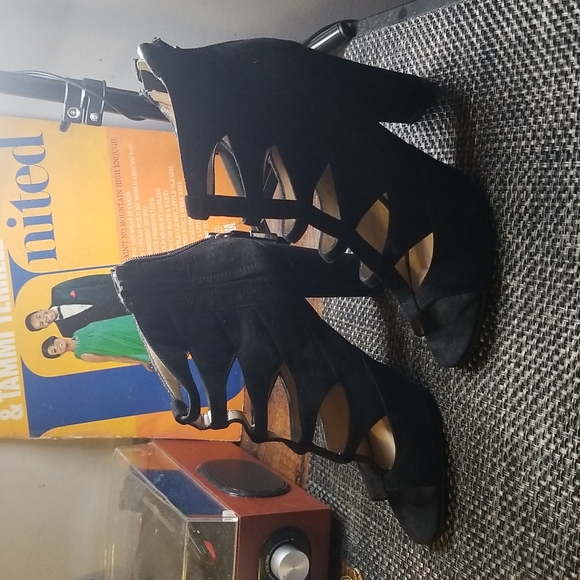 Marc Fisher caged black velvet pump - Picture 2 of 7